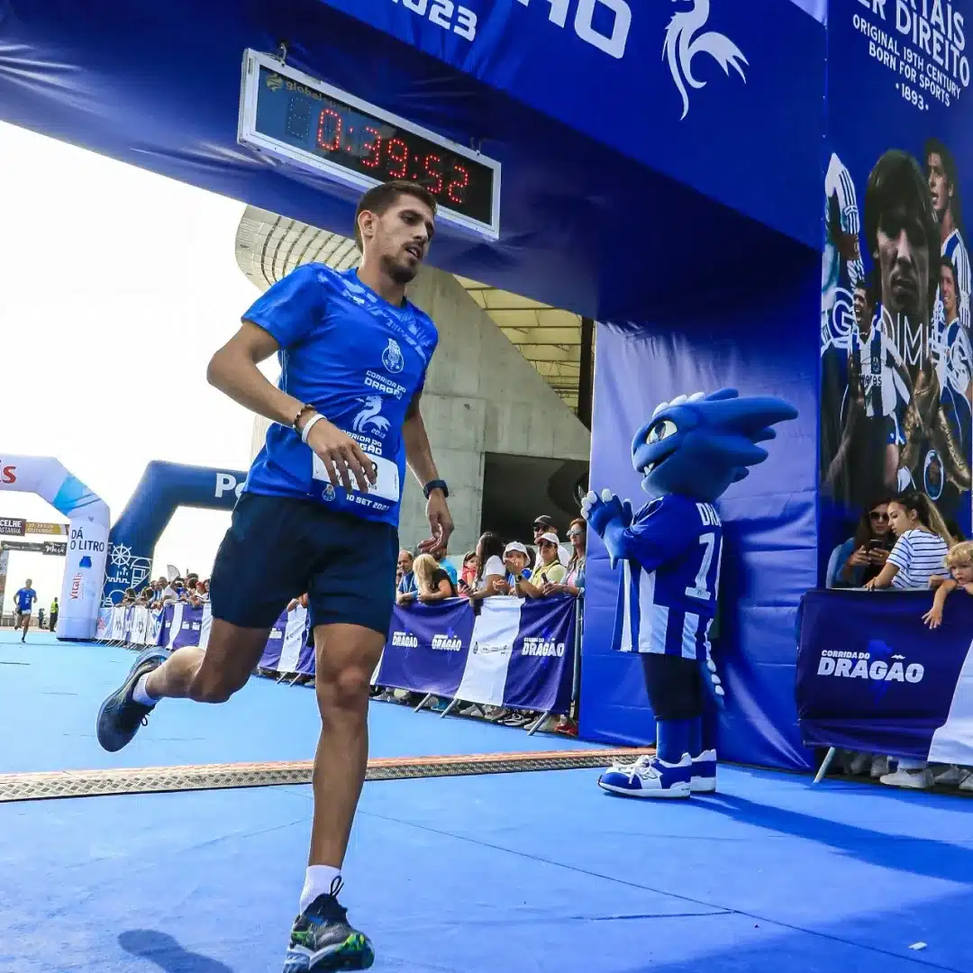 Homem atravessa a linha de chegada da Corrida do Dragão.
