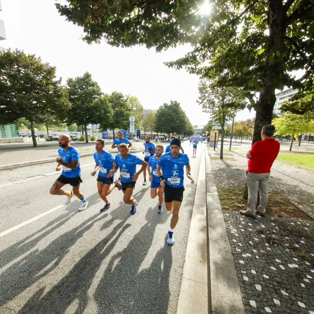 Grupo de pessoas corre contra o sol a Corrida do Dragão.